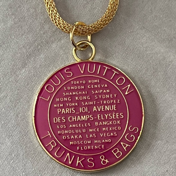 Louis Vuitton Trunks and bags zipper pull on 18” necklace - Picture 1 of 3